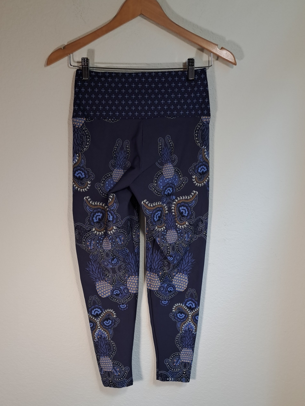 Farm Rio Women’s Legging Blue Abacaxila Pineapple Medium Mandala Geometric Motif - Picture 7 of 14